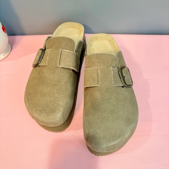 Cushionaire Women's Tan Suede Platform Slip-On Clogs size 6.5 EUC - Picture 2 of 7